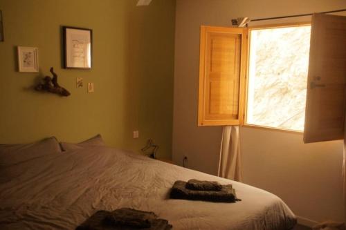 a bedroom with a bed and a window at Casa luz Vista Verde Appartment in Polopos