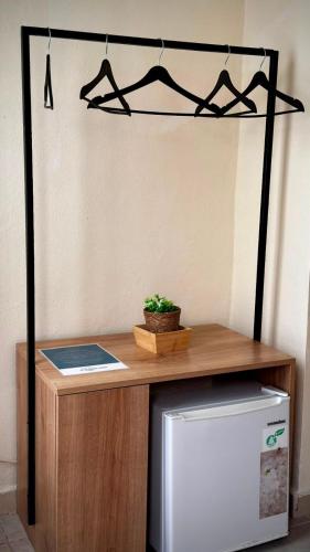 a desk with a plant on it next to a microwave at Minikbiotel in Erdek