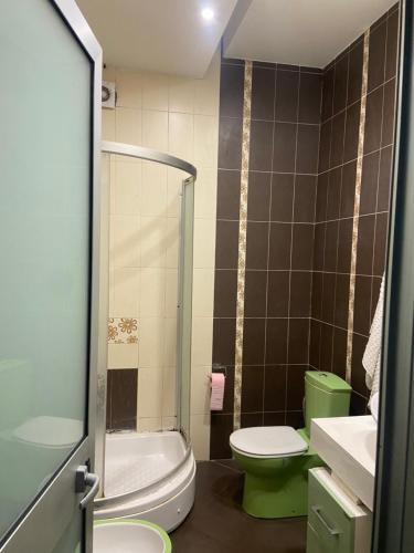 a small bathroom with a toilet and a sink at Bylis Rooms in Golem