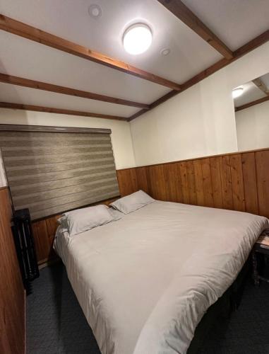 a bedroom with two twin beds in it at Mon Refuge 111-110 in Bcharré