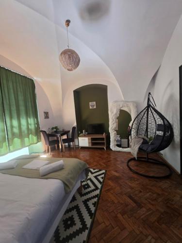 ein Schlafzimmer mit einem Bett und einem Stuhl in einem Zimmer in der Unterkunft Reset Apartment in Cluj-Napoca