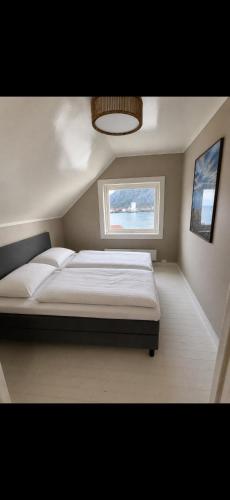 a bedroom with a large bed with a window at Modern Ocean Escape, Lofoten in Sund
