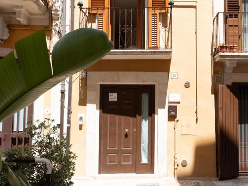 a building with a brown door and a balcony at Dadu 14 in Bari