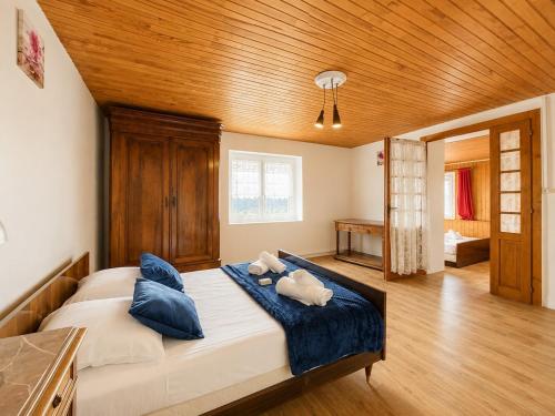a bedroom with a large bed with blue pillows at Triplex Les Vignes in Vérin