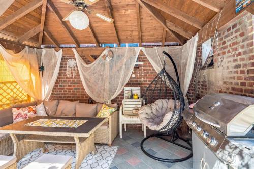 a room with a couch and a hammock at Landleben 2 in Erkelenz