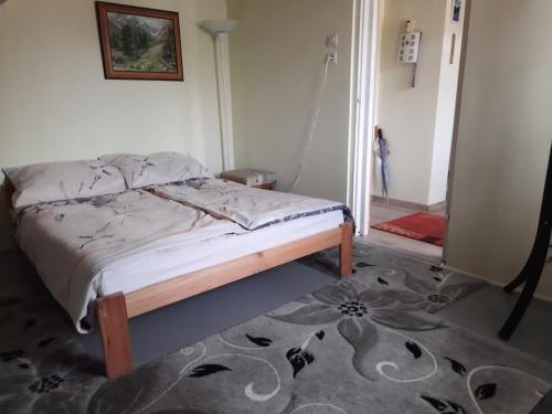 a bedroom with a bed in a room at Tahi Apartman in Tahitótfalu