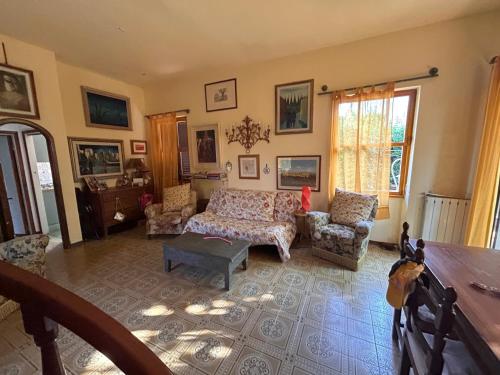 a living room with a couch and a table at Villino Arsella in Marina di Pietrasanta