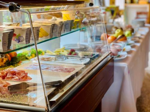 a buffet line with meat and other food on display at Botte dei Benandanti in Vivaro