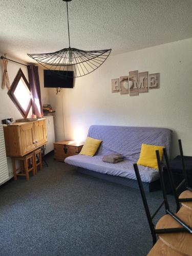 a bedroom with a bed and a table and a lamp at Studio Le Boussolenc in Les Orres