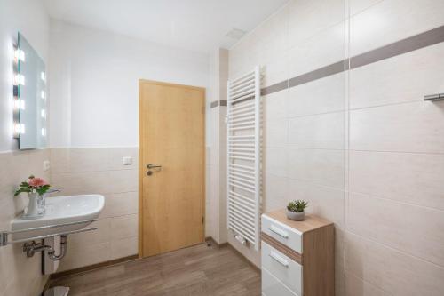 a bathroom with a sink and a mirror at Pension Clara in Klipphausen