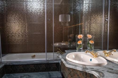 a bathroom with a sink and a tub and a sink at Telesico Residencia in Pombal