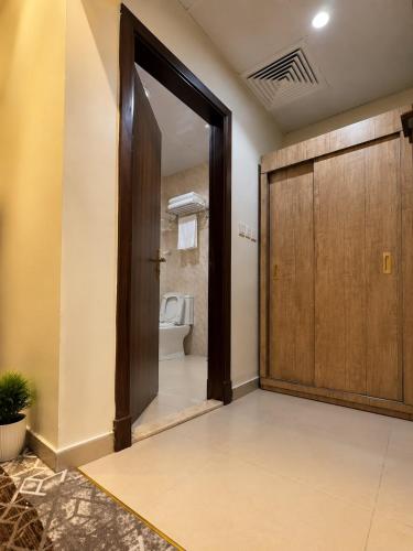 an open door to a bathroom with a toilet at فندق جوهرة الحجاز توصيل من والى الحرم مجاناً in As Sifyānī