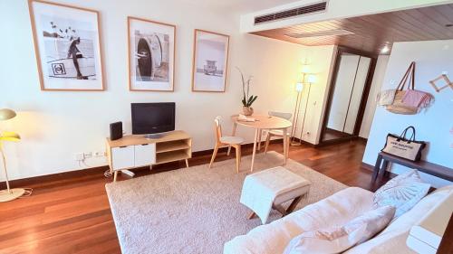 Ocean view one bedroom apartment with garage and swimming pool in Costa da Guia