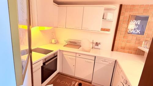 Ocean view one bedroom apartment with garage and swimming pool in Costa da Guia