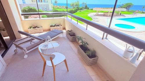 Ocean view one bedroom apartment with garage and swimming pool in Costa da Guia