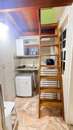 a ladder in a small room with a kitchen at Ninho Moderno in Volta Redonda