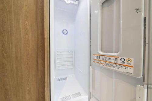 an empty refrigerator in a room at 호텔뷰 in Tomin-dong