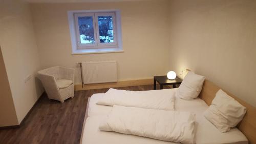 ein Wohnzimmer mit einem weißen Sofa und einem Fenster in der Unterkunft Apartements Breitenwang in Reutte