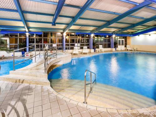 בריכת השחייה שנמצאת ב-Mercure Chester Abbots Well Hotel או באזור