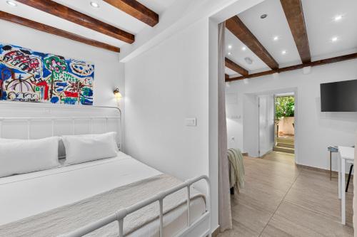 Leona Apartments