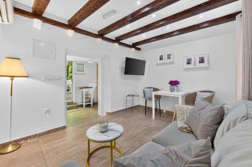 Leona Apartments