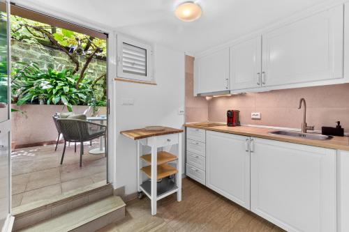 Leona Apartments