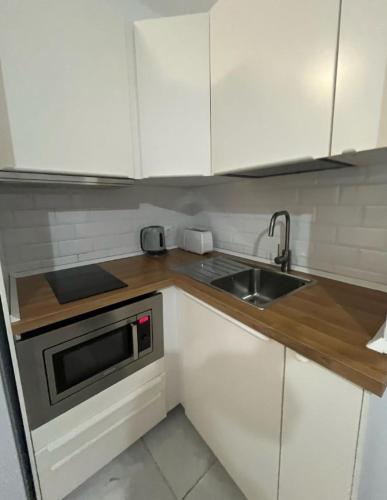 Enjoy Malaga Apartment with Terrace for 4 by turivida