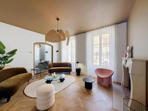 a living room filled with furniture and a mirror at Les Henrions in Pierrelatte