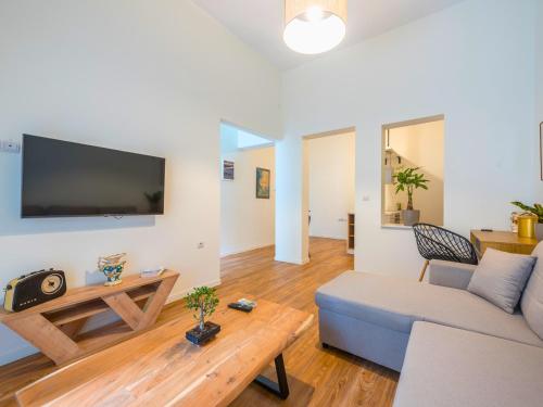 Omian Pearl Residence Pangrati & Balcony