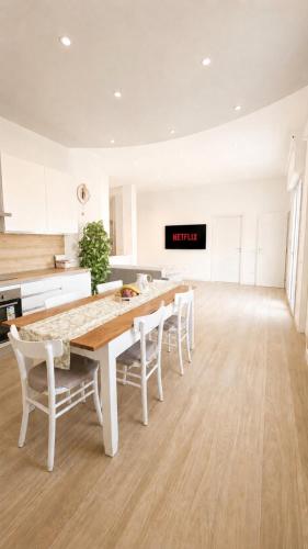 a kitchen with a table and chairs in a room at In DhomeU Tua - Free Wifi & Private Garden in Selargius