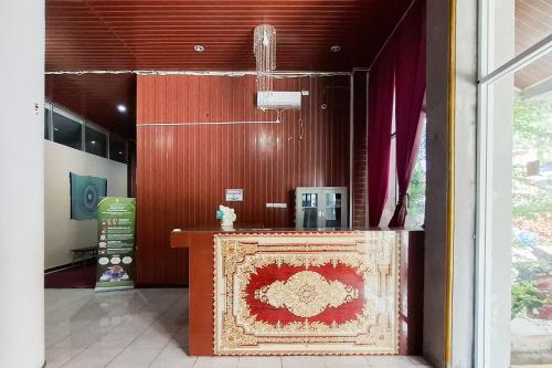 a room with a table with a painting on it at RedDoorz at Pasifik Hotel Sabang Aceh in Sabang