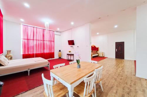 a living room with a table and a couch at RedDoorz at Pasifik Hotel Sabang Aceh in Sabang