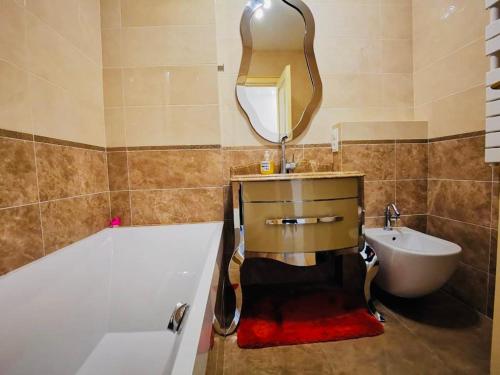 Spacieux apparemment dans une résidence de luxe avec piscine