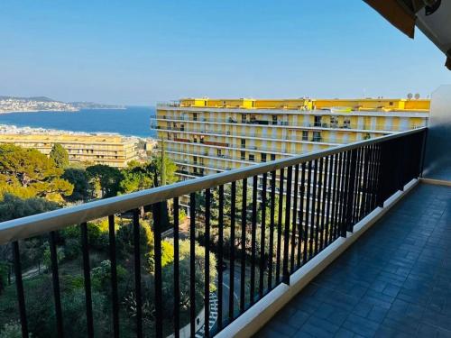 Spacieux apparemment dans une résidence de luxe avec piscine