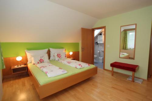 a bedroom with a bed with a green wall at Gästehaus Weinbergblick in Spitz