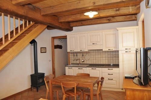 - une cuisine avec une table en bois et une cuisinière dans l'établissement Agriturismo l'Arbo, à Andorno Micca