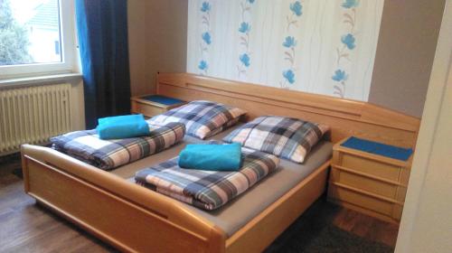 een bed met drie kussens erop bij Ferienwohnung Familie Perl in Immenhausen