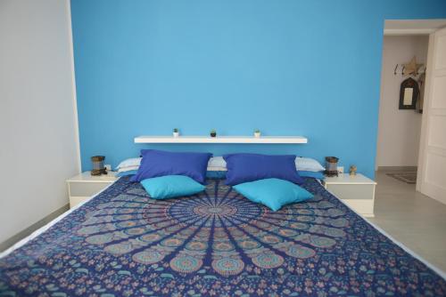 ein Schlafzimmer mit einem großen Bett mit blauen Wänden in der Unterkunft La Casa Di Nina in Matera
