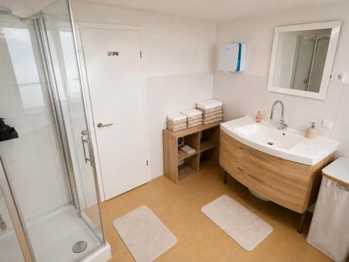 a white bathroom with a sink and a shower at 3-Zimmer-Wohnung mit Terrasse in zentraler Lage in Stuttgart