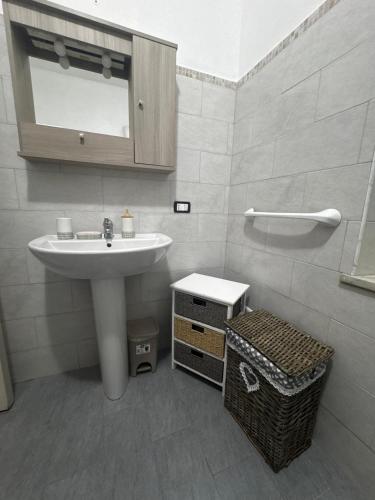 a bathroom with a sink and a mirror at El Mar in Coldragone