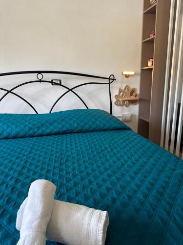 a close up of a bed with a cast on it at El Mar in Coldragone
