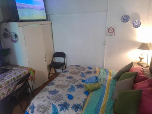 a small room with a bed and a table and a chair at Aires del Atlántico Sur in Burzaco