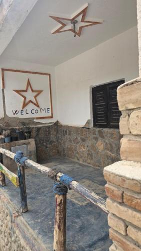 a room with a ceiling fan and a wall at Dar chez bassou in Imilchil