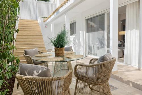 Costa Vouliagmeni On foot to the beach