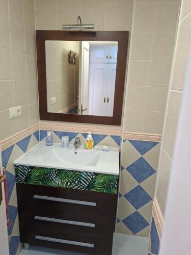 a bathroom with a sink and a mirror at El Paraíso del Tesorillo in Almuñécar