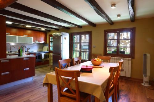cocina y comedor con mesa y sillas en Marinelarena by Smiling Rentals, en Hondarribia