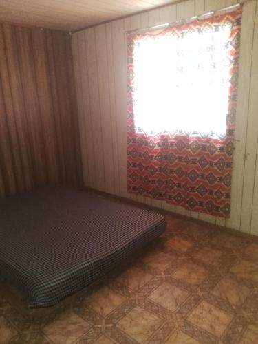 a small room with a bed and a window at Mobil-home in Rebaïb