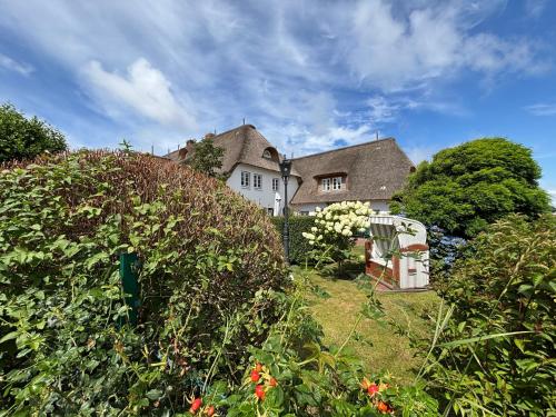 a house on top of a hill with a garden at Deichhof Whg Luana in Dunsum