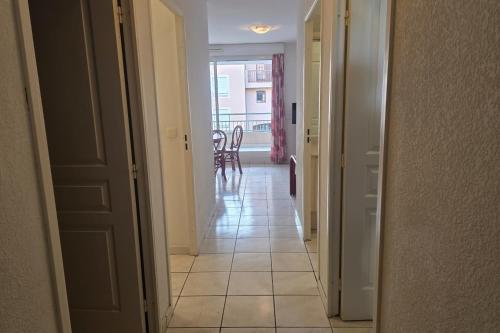 Air-conditioned apartment with pool near the coves