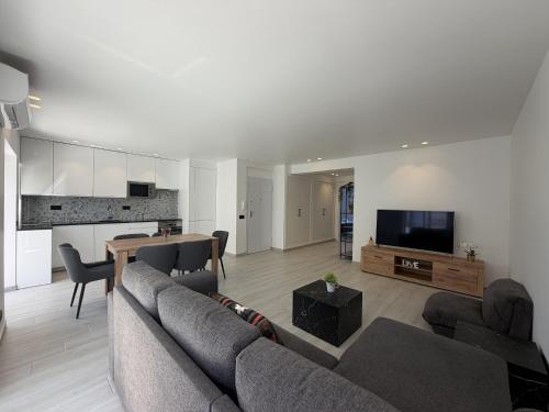 Agua Plaza T2 with Pool & AC